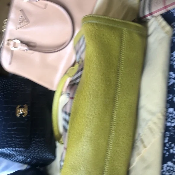 Burberry checkered handbag, please note that it does not have a shoulder strap. - Picture 2 of 6